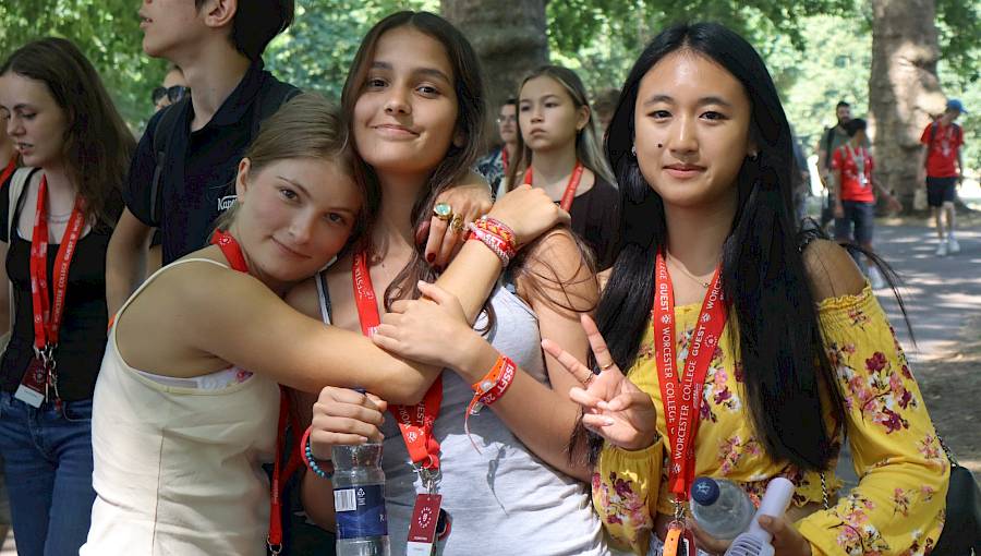three female international summer school students visiting London with ISSFT